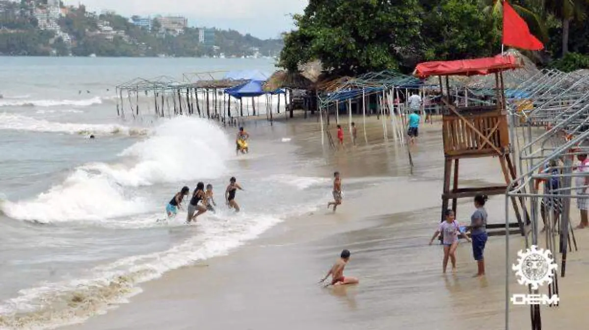 Acapulco - turismo en playas pese al mal tiempo